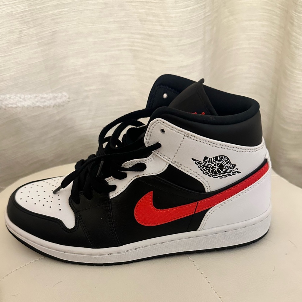 Nike Air Jordan 1 Mid Black/White/Red
Size: 8